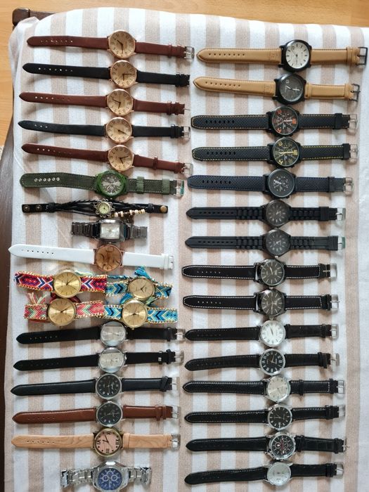 Diferite modele de ceasuri funcționabile de bărbați și de dama .