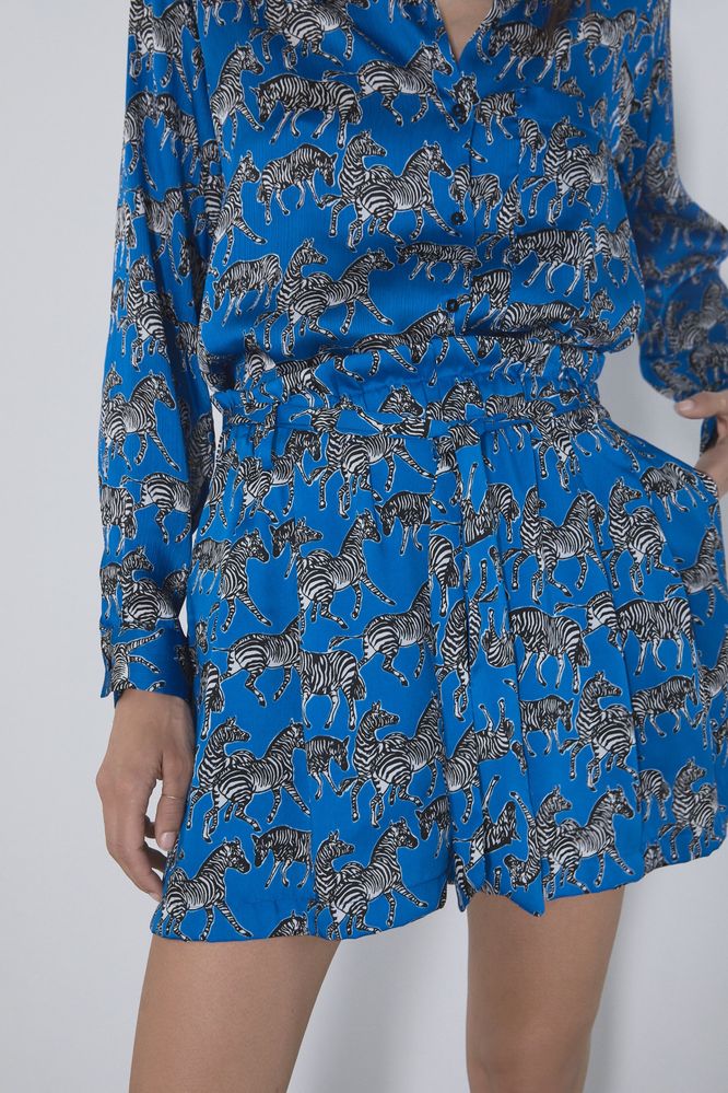 ZARA къси панталонки с принт и колан
