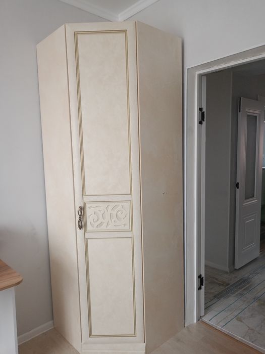 Бело бежевый шкаф, шифонер