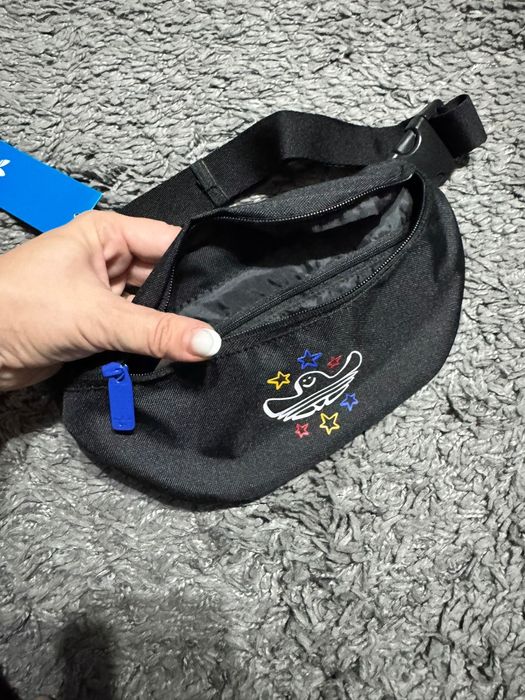 Nou cu etichetă:borseta Adidas x Mark Gonzales