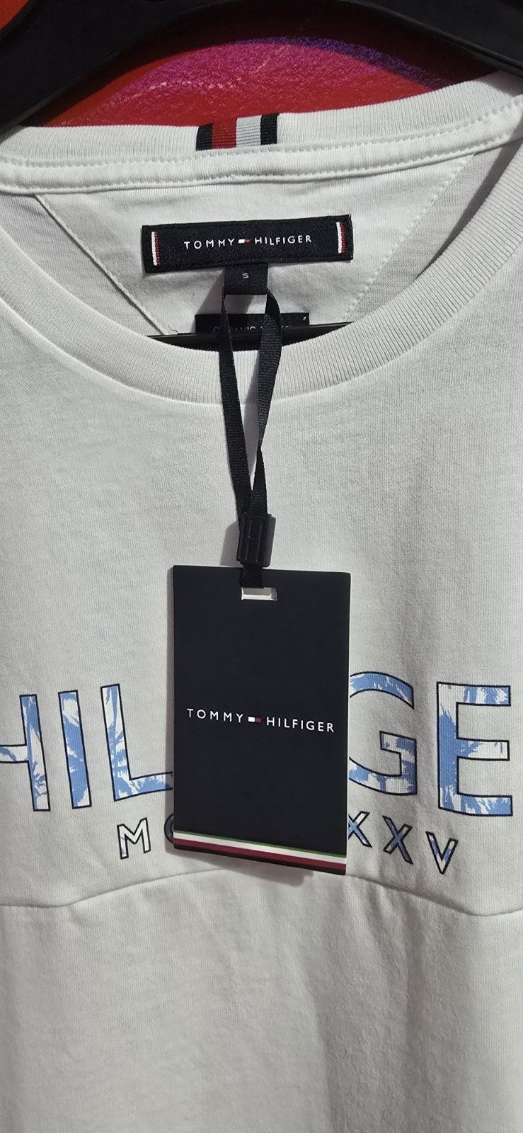 Нова със етикет.  Блузка оригинална.   TOMMY HILFIGER