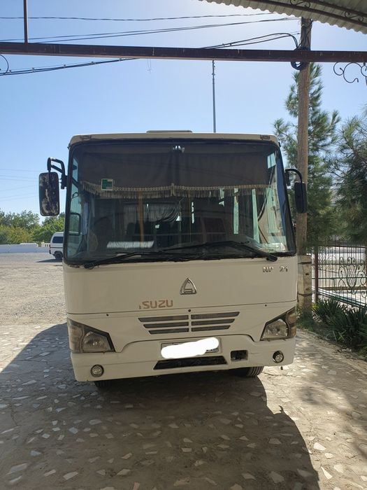 Isuzu avtobus sotiladi dizel