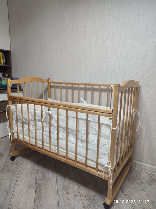 Продам кроватку с бортиками и матрасом