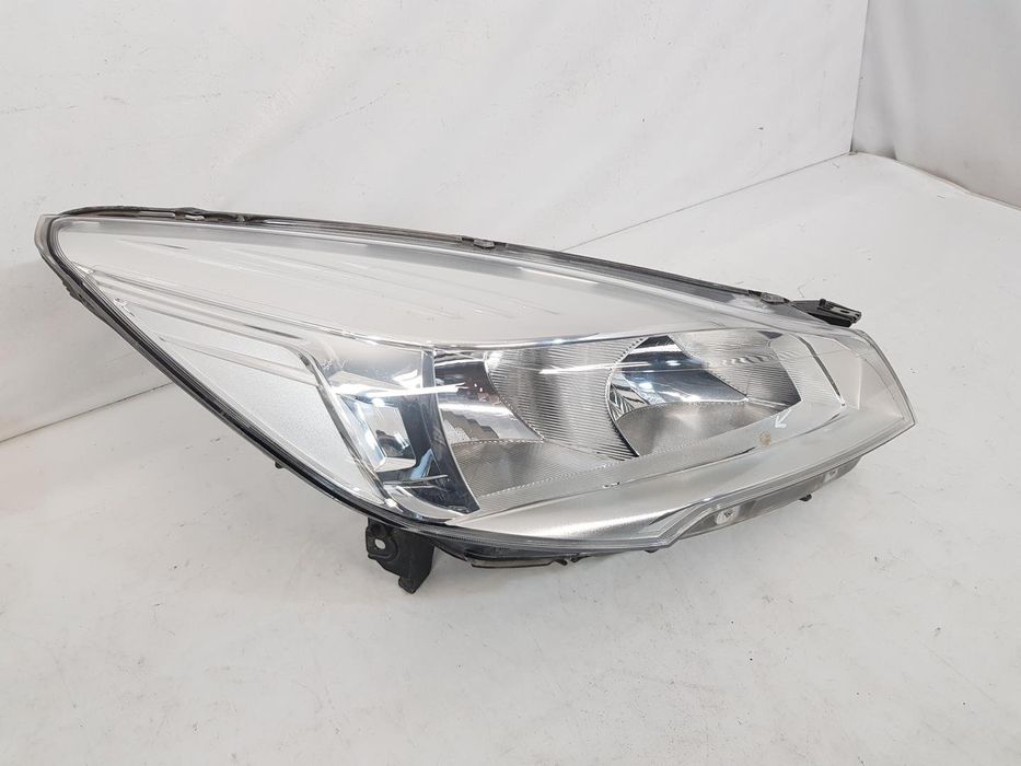 Far dreapa Ford Kuga 2 halogen dupa 2012
