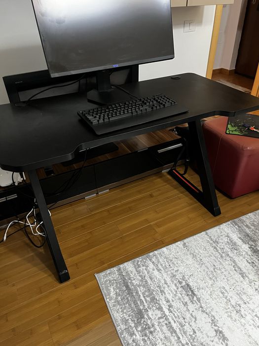 De vanzare scaun gaming+birou+tastatura logitech