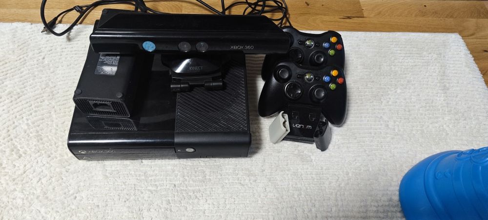 Xbox 360 250gb, kinect сензор, 2 джойстика и 30 игри