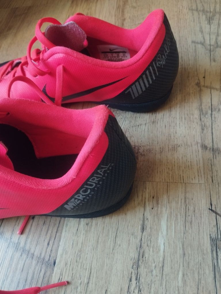 (38н.) Обувки Nike за футбол