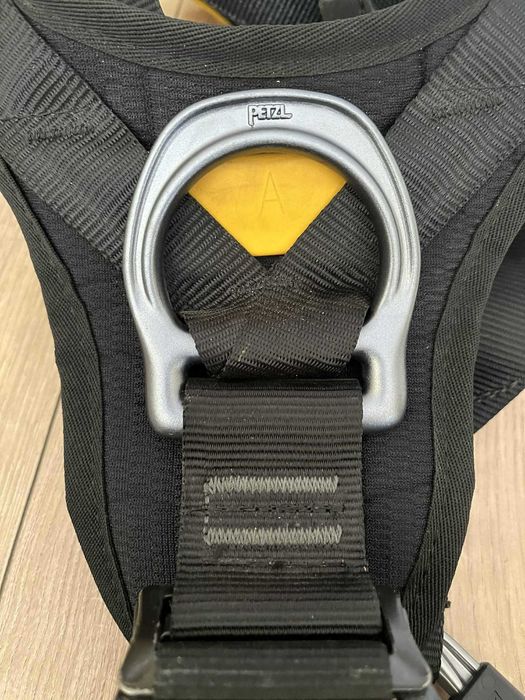 Сбруя Petzl AVAO и каска Petzl Vertex Vent