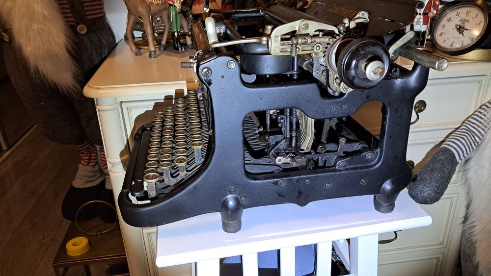 Masina de scris CONTINENTAL