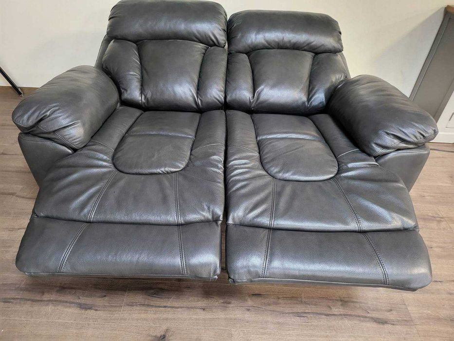 Сив кожен диван двойка с електрически релаксиращ механизъм