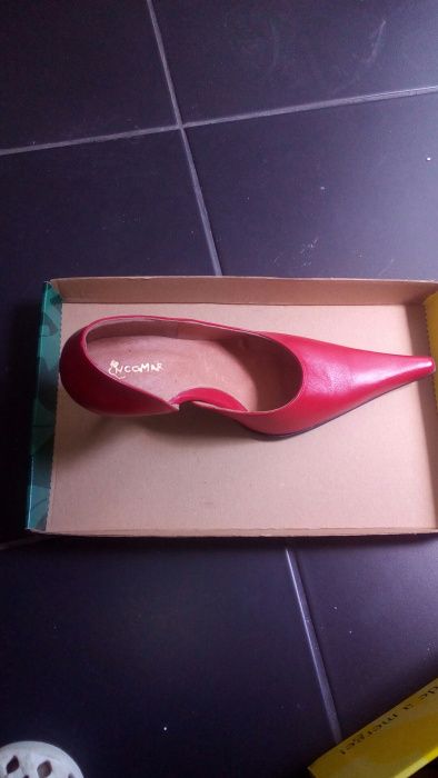 Pantofi din piele, culoare rosie, numarul 36
