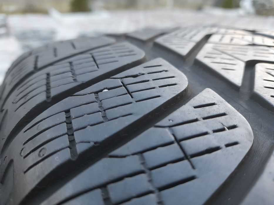 Vând 4 anvelope de iarna 235 60 r18 PIRELLI foarte bune