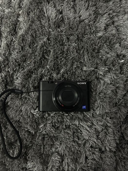Camera digitala RX100