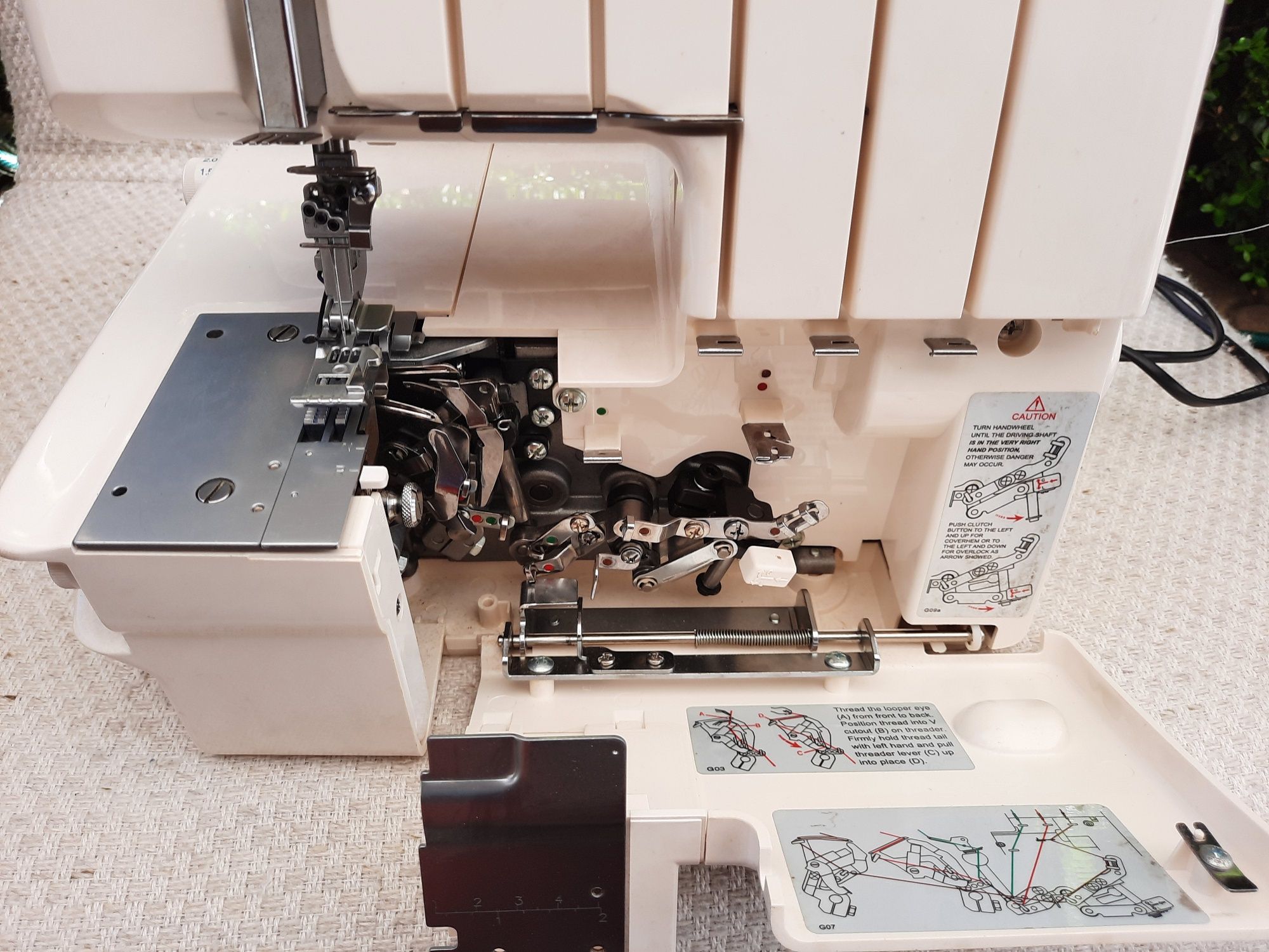 Masina de surfilat si acoperire Merrylock 3000 cu 3 ace si 5 fire
