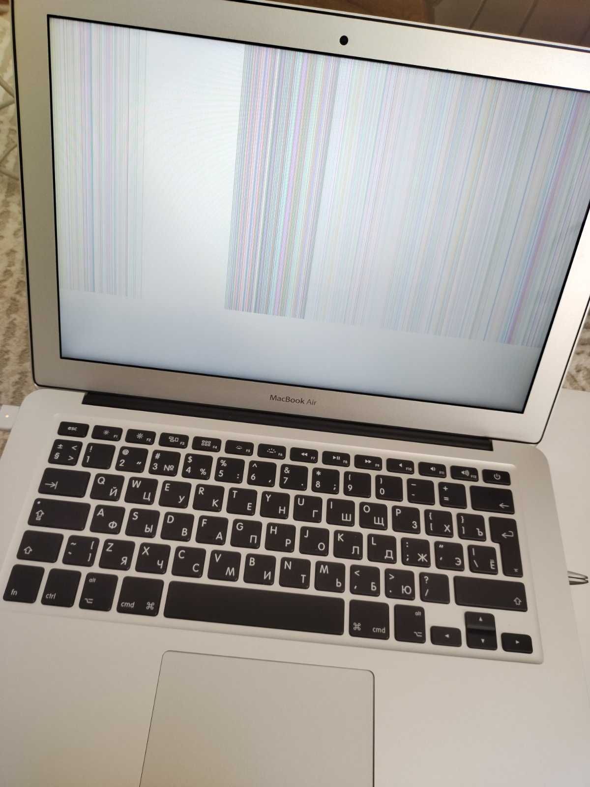 apple macbook 13 inch  display lovit, defect.   il vand la piese