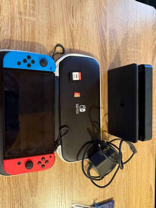 Nintendo Switch OLED + калъф + игра FC25 Fifa + карта 128GB