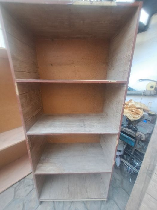 Полка ва стол сотилади.