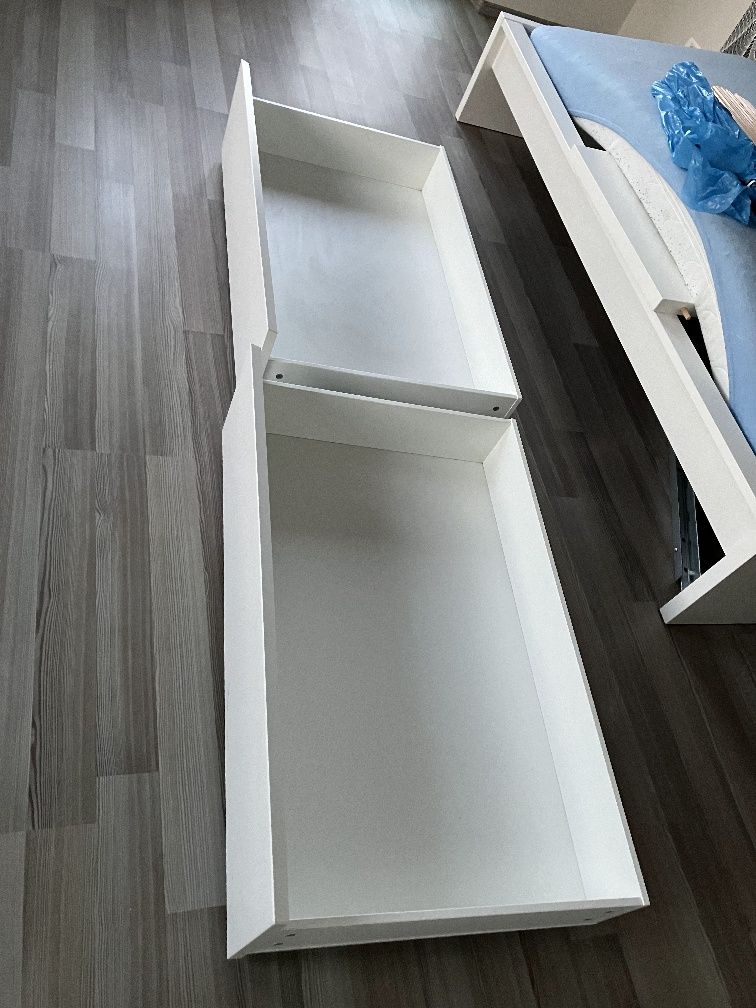 Pat cadru inalt, somiera, saltea, 2 cutii depozitare ikea 90×200