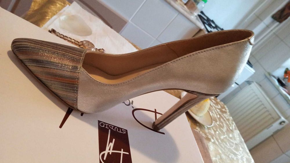 Vand pantofi aproape noi, purtati o singura data, marimea 35