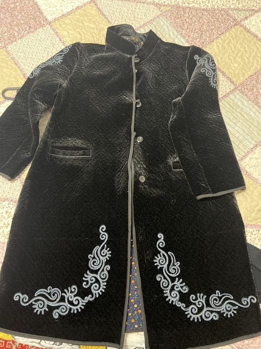 Продам пальто с казахским орнаментом, новое.
