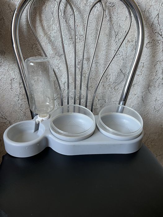 Миска для кошек с бутылкой.