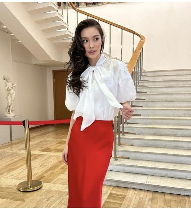 Продам легкую нарядную белую прозрачную блузку. 48- 50- 52 размер