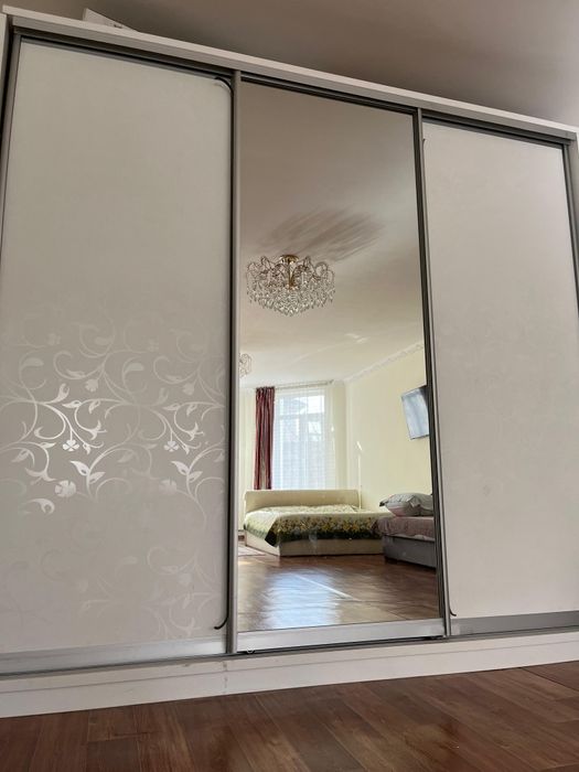 Продам шифоньер и две тумбочки