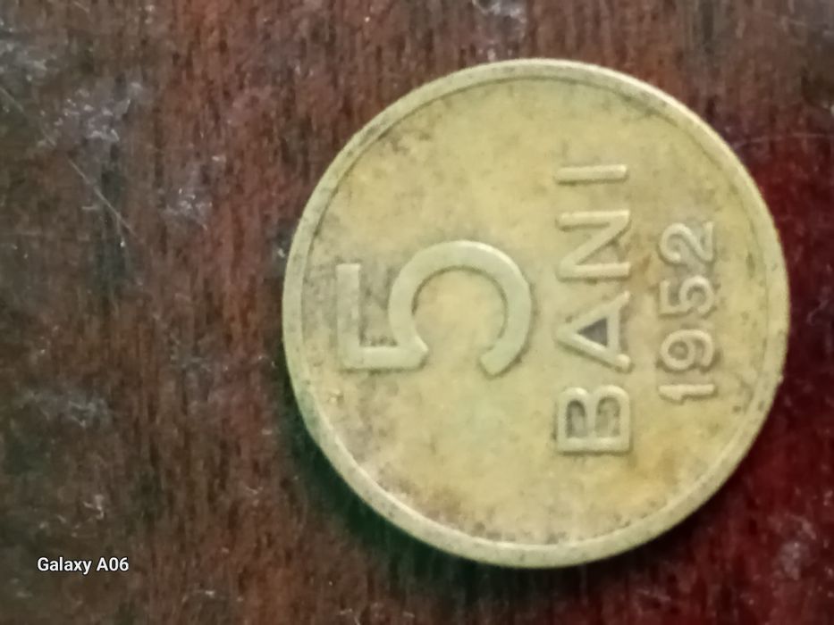 Monedă veche în stare parțial bună de vânzare.