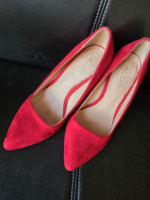 Pantofi roșii cu toc negru din piele intoarsa
