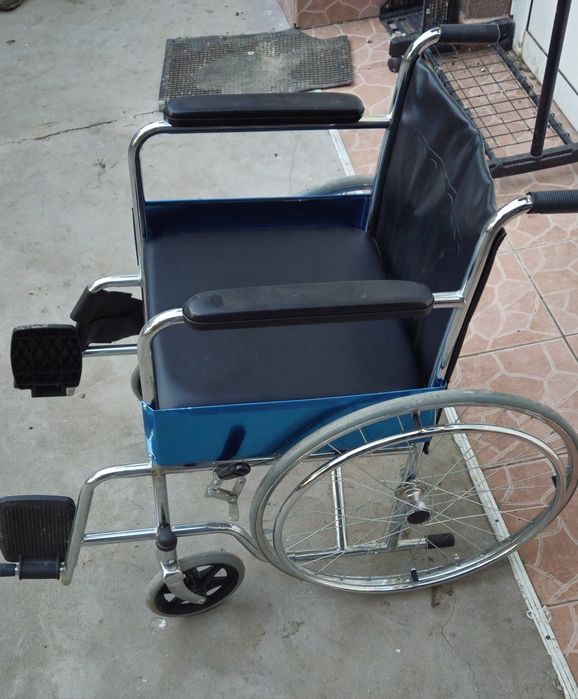 Vând cărucior nou persoane cu handicap!
