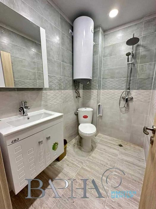 Дава се под наем Двустаен апартамент в Варна, Център - 57 кв.м за 408 € - Снимка #3