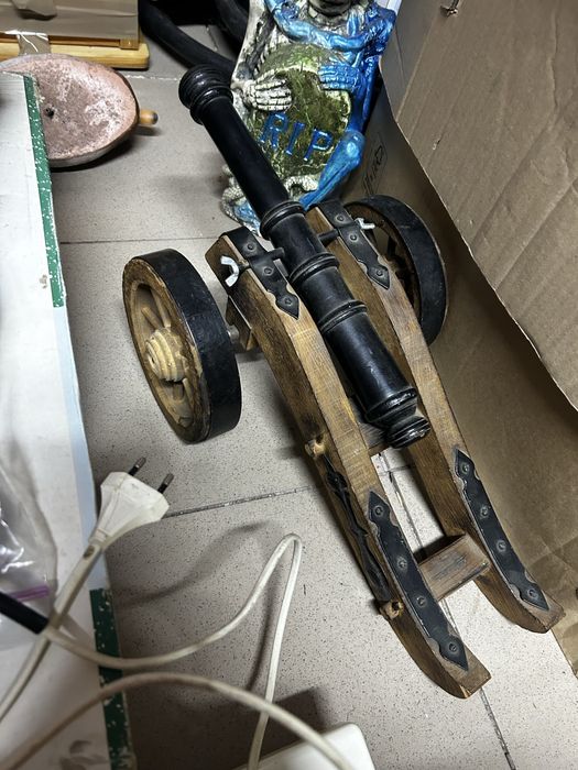 Tun decorativ vintage din lemn și metal – piesă de colecție