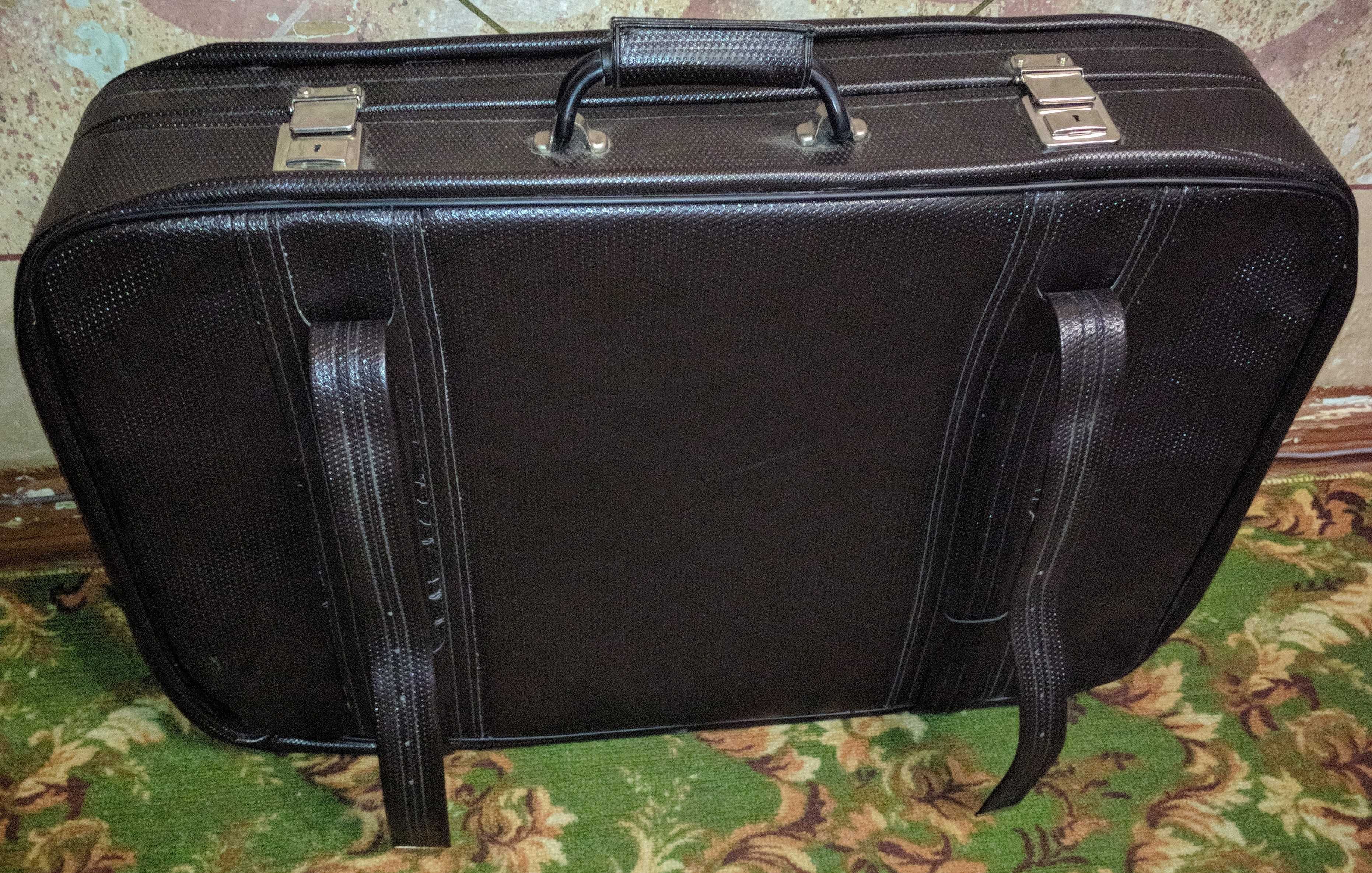 Продам кожанный чемодан 70x46см