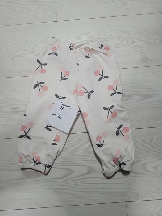 Vand haine mărimea 86,preț pe bucata
Nu asigur transport