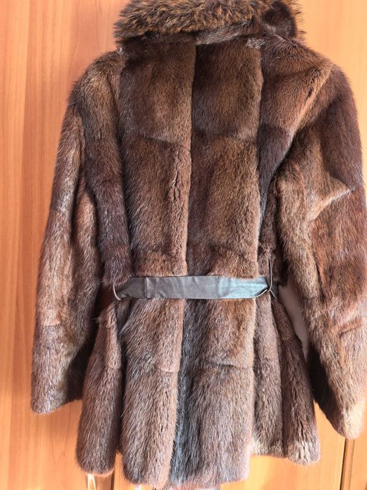 Vând blană naturală de nurcă cu guler de vulpe