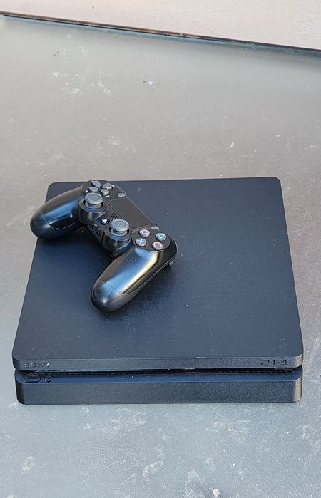 Vând Playstation 4 Slim 1TB
