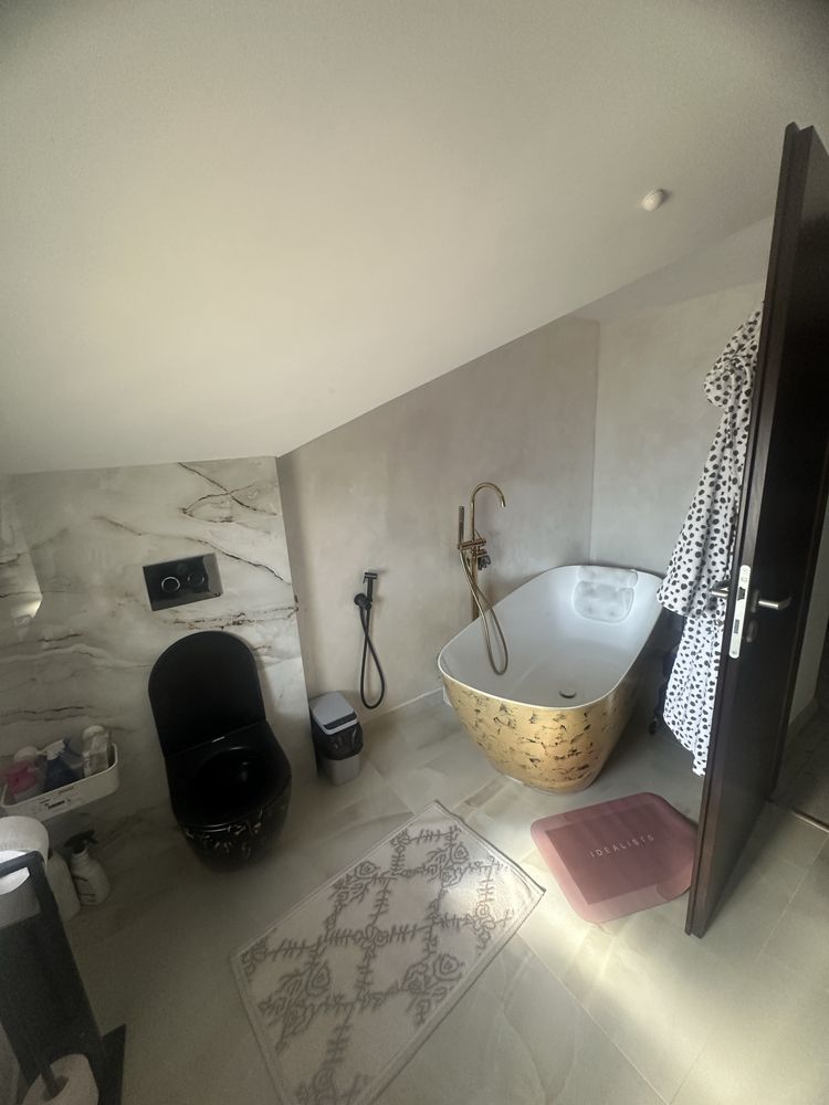 Casa inviduala , perfecta pentru locuit sau pt a deschide o afacere