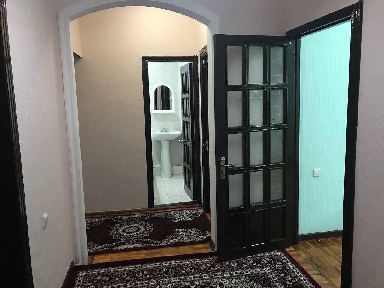 Qorasu-3 4 honali uy 2 etaj srochna sotiladi