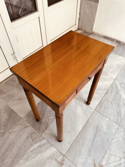 Елегантна италианска дървена маса с чекмедже – ръчна изработка