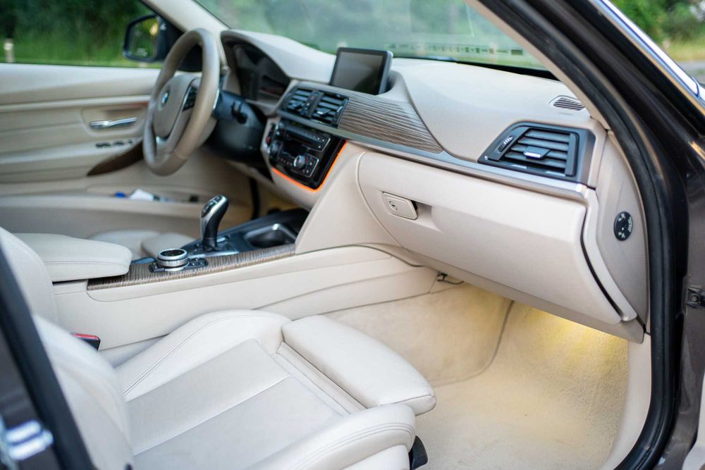 BMW F30 320d – piele crem, 184 cp, ceasuri digitale, trapa, carplay