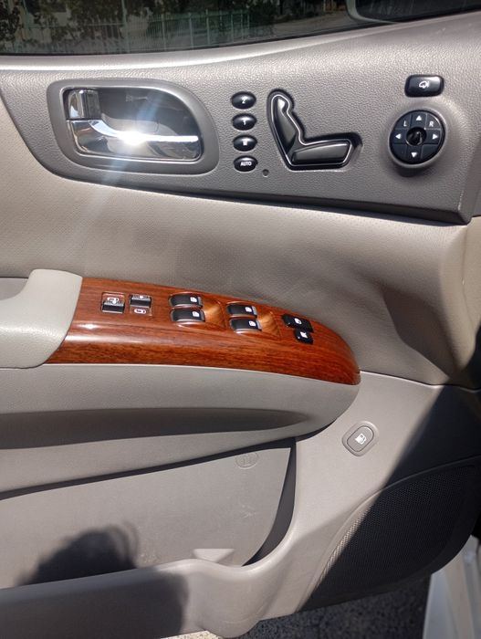 Продаёт Kia Carnival 2006