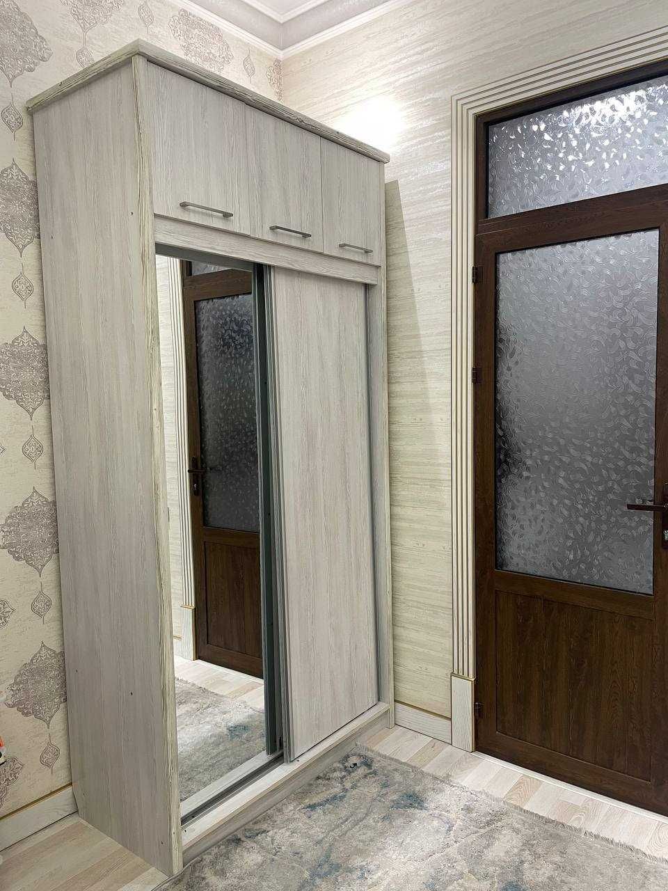 Yaxshi holatda yotoq va shkaf – matras va topper bilan!