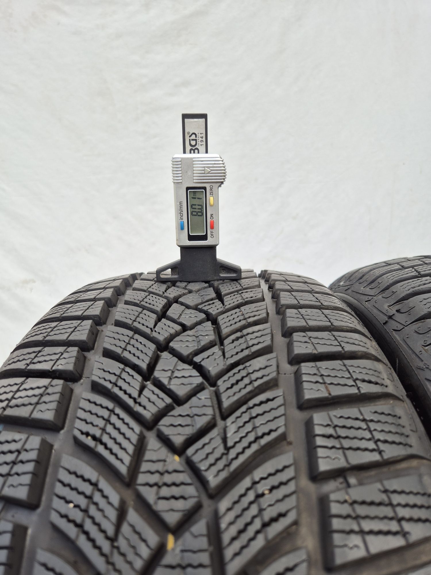 2бр 225 45 17 Goodyear зимни - 20г