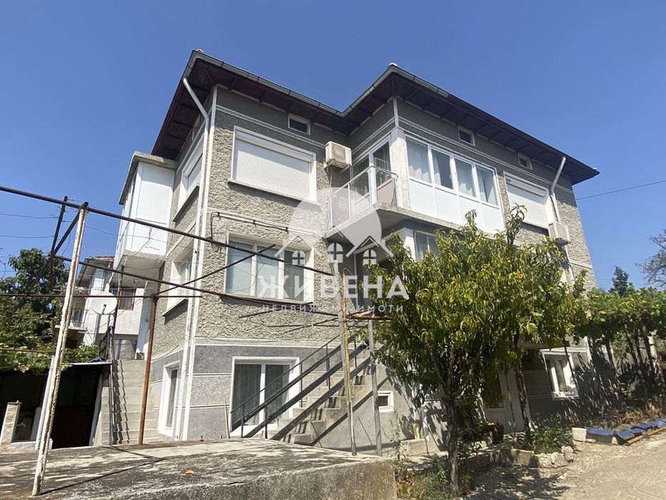 Продавам триетажна къща в обл.Варна, гр. Аксаково, РЗП: 306 кв.м