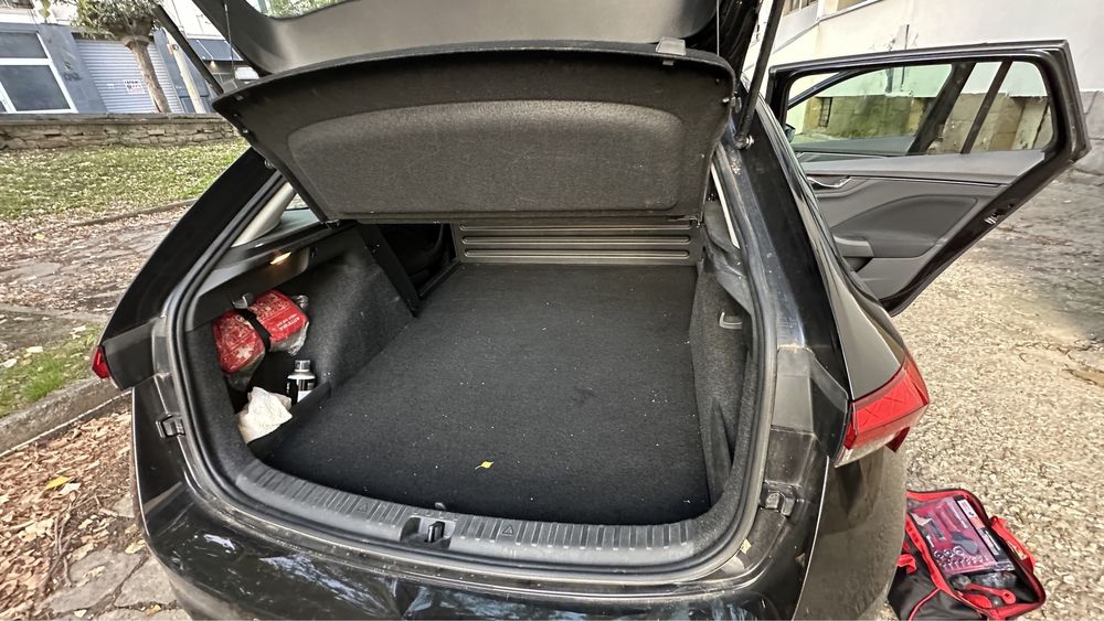 Предни седалки Шкода Скала Skoda Scala и заден борд Skoda skala