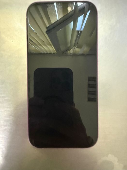 Vând iPhone 16 128 GB roz, încă în garantie