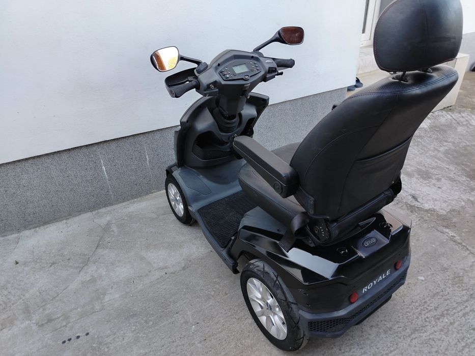 Cărucior scuter electric persoane cu dizabilități