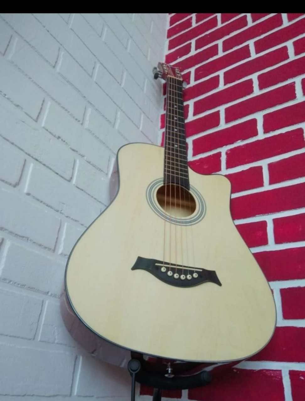 Акустическая гитара 38 размера
