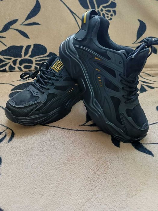 Adidași noi mărime 39