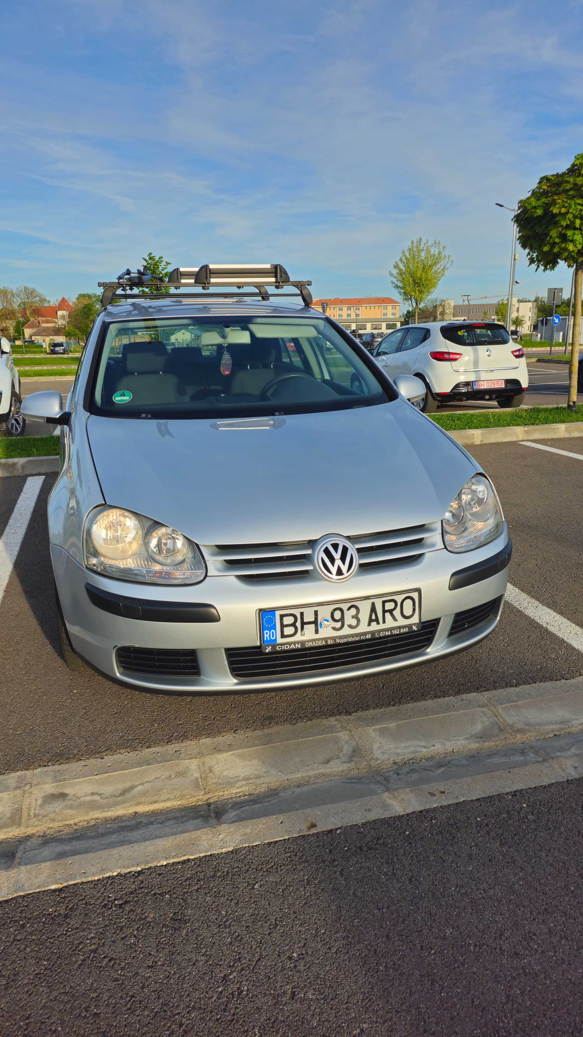 Vând Golf 5 sau schimb cu rulota înmatriculată, teren, pădure, livadă